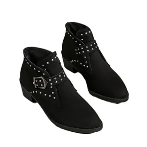 Elegantes botines de mujer con punta fina en ante negro con remaches y tacón de bloque