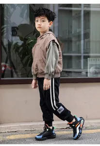 Chaussures de sport chaudes pour garçons en noir et bleu, idéales pour l'hiver décontracté.
