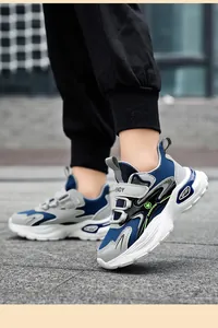 Detalle de zapatillas deportivas antideslizantes azules y grises con suela blanda.