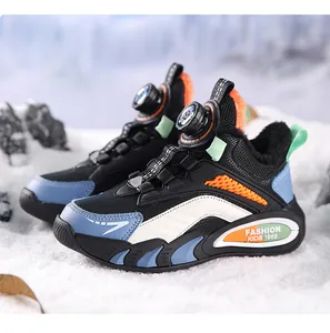 Gros plan de baskets d'hiver pour enfants doublées en polaire chaude sur la neige.