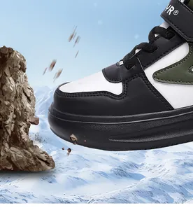 Dettaglio di scarpe invernali calde per bambini con fodera in pile e pelle