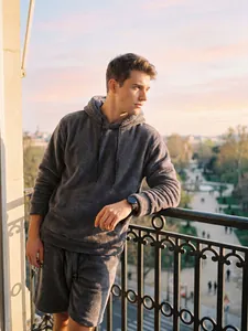 Comfortabele grijze koraalfleece set met hoodie en short voor heren in de herfst