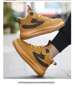 Dettaglio di sneaker alte per bambini foderate in pile con cinturino in velcro