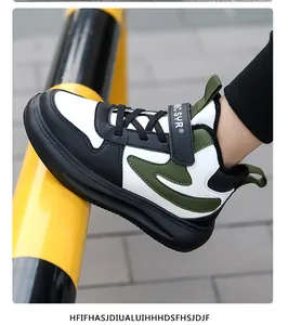 Dettaglio di una sneaker invernale calda per bambini in nero, bianco e verde oliva.