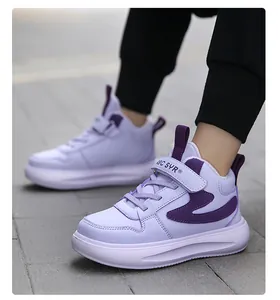 Dettaglio di scarpe sportive per bambini in pelle viola foderate con cinturini velcro