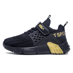 Atmungsaktive schwarz-goldene Mesh-Laufschuhe für Jungen mit weicher Antirutschsohle.
