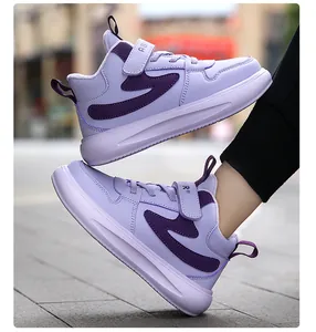 Primo piano di sneakers alte viola per bambini con fodera calda e chiusura in velcro.