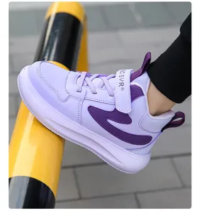 Dettaglio delle scarpe invernali viola per bambini con fodera in pile calda e spessa
