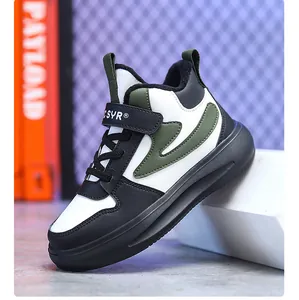 Dettaglio di sneaker invernali per bambini con fodera in pile e velcro