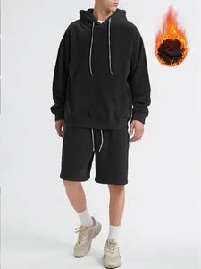 Volledig overzicht van zwart heren trainingspak van koraalvlies met hoodie en shorts
