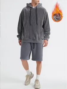 Gedetailleerde weergave van een warme grijze coral fleece hoodie en korte broek set