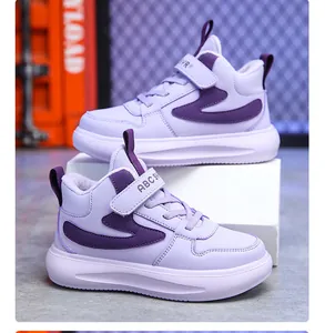 Vista dettagliata delle sneakers viola per bambini con fodera calda e velcro.