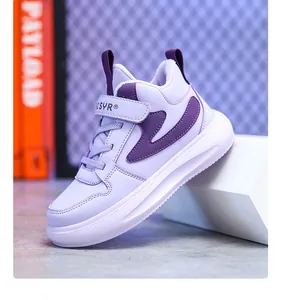 Dettaglio ravvicinato di sneaker invernali alte viola per bambini con interno in pelliccia