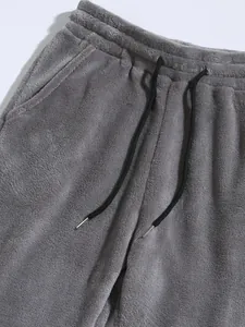 Detailopname van grijze koraalvlies short met zwart trekkoord en metalen uiteinden.