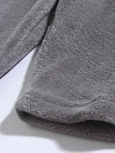 Detailweergave van zachte grijze coral fleece stof met dubbele duurzame zoom