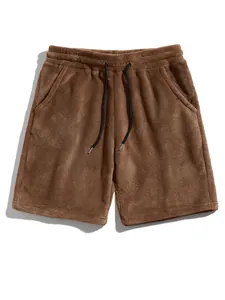 Detailweergave van de bruine koraalvlies-shorts met trekkoord en zachte textuur
