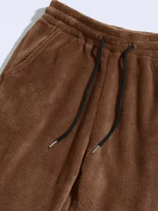 Detailopname van de bruine coral fleece shorts met een zwart verstelbaar trekkoord