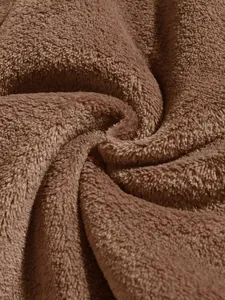 Macro-opname van de zachte en warme textuur van de bruine koraalvlies fleece stof