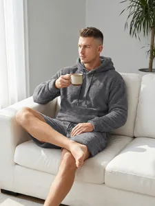 Detail van een grijze coral fleece lounge set met capuchon voor heren en korte broek