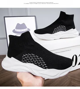 Gros plan sur baskets chaussettes en maille noire avec semelles blanches ondulées.