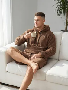 Comfortabele oversized bruine fleece hoodie en shorts set voor heren om thuis te relaxen