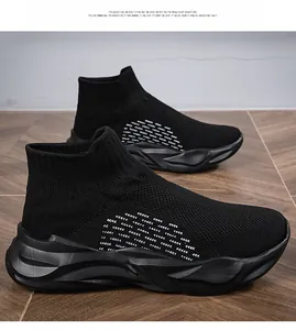 Gros plan des baskets chaussettes en maille noire avec semelles épaisses et motifs blancs