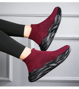Gros plan sur des baskets montantes en maille bordeaux avec semelles noires texturées