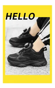 Dettaglio di scarpe sportive nere in mesh per bambini con sistema a rotella girevole
