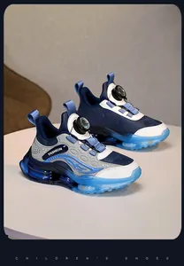 Zapatillas azules y blancas para niños con sistema de cierre de dial y suela suave.