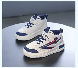 Vue détaillée latérale de baskets mi-hautes blanches et bleues pour enfants.