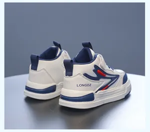 Vue arrière détaillée de baskets mi-hautes blanches et bleues durables pour enfants