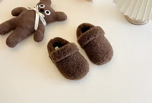 Gemütliche braune flauschige Kinderhausschuhe, warme Plüsch-Slipper-Detailansicht.