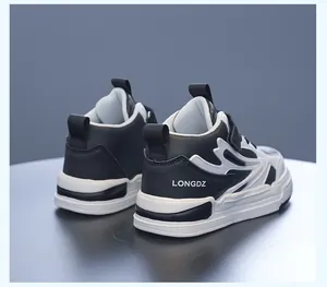 Vue arrière détaillée de baskets mi-hautes en cuir noir et blanc pour garçons et filles