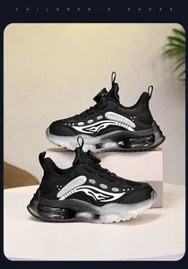 Zapatillas deportivas negras para niños con cierre de dial y suela blanda transparente.