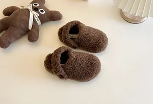 Detailansicht brauner flauschiger Kinderhausschuhe aus Fleece mit gemütlicher Textur