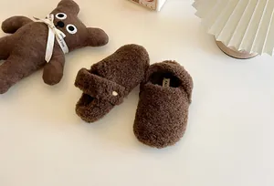Gemütliche braune Fleece-Kinderhausschuhe mit weicher Textur und warmem Futter