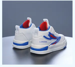 Vue arrière de baskets mi-hautes pour enfants en blanc, bleu et rouge