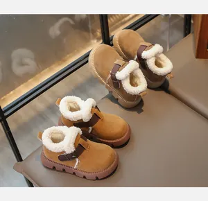 Détail de bottes d'hiver pour enfants avec doublure pelucheuse et extérieur en daim