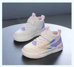 Vue de profil de baskets montantes blanches pour enfants avec design violet et arc-en-ciel