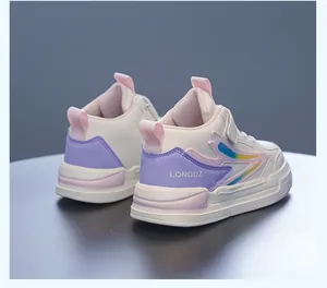 Vue arrière détaillée de baskets mi-hautes pour enfants blanches avec accents rose