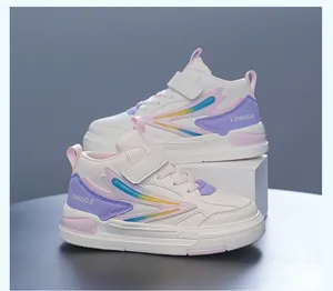 Vue détaillée des baskets mi-montantes blanches avec accents violets et arc-en-ciel