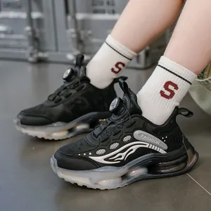 Zapatillas negras para niño con suela transparente y sistema de cierre rápido