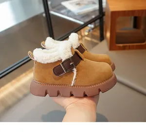 Détail de bottes d'hiver chaudes pour enfants avec doublure en polaire épaisse et boucle