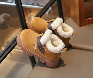 Bottines d'hiver marron pour enfants avec doublure polaire et boucle décorative.