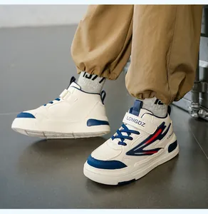 Vue détaillée des baskets mi-hautes pour enfants en cuir synthétique blanc et bleu