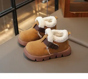 Vue détaillée de bottes d'hiver chaudes pour enfants avec doublure en polaire