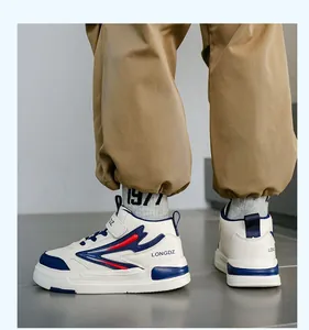 Vue détaillée du côté et du talon de baskets mi-hautes pour enfants en cuir durable.