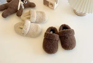 Warme mit Sherpa gefütterte Kindersandalen in Beige und Braun für optimalen Winterkomfort