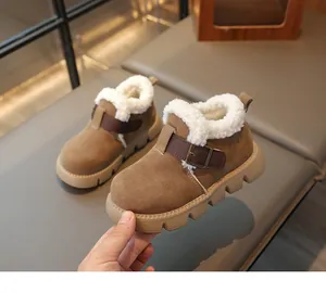 Vue détaillée de bottes d'hiver pour enfants avec doublure en peluche et boucle décorative