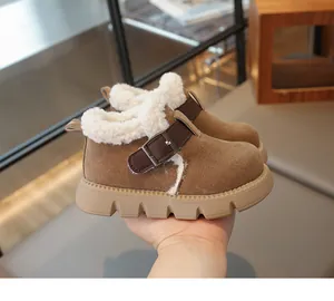 Détail de bottes d'hiver marron pour enfants avec doublure en fourrure et boucle.